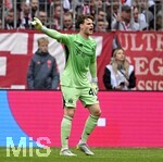 19.04.2026, Fussball Bundesliga 2025/2026, 30.Spieltag, FC Bayern München - VfB Stuttgart, in der Allianz-Arena München,   Torwart Jonas Urbig (FC Bayern München) gestikuliert,


