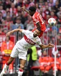 19.04.2026, Fussball Bundesliga 2025/2026, 30.Spieltag, FC Bayern München - VfB Stuttgart, in der Allianz-Arena München,   
v.l. Josha Vagnoman (Stuttgart) gegen Alphonso Davies (FC Bayern München) 

