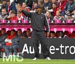 19.04.2026, Fussball Bundesliga 2025/2026, 30.Spieltag, FC Bayern München - VfB Stuttgart, in der Allianz-Arena München,   Trainer Vincent Kompany (FC Bayern München) gestikuliert.


