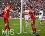 19.04.2026, Fussball Bundesliga 2025/2026, 30.Spieltag, FC Bayern München - VfB Stuttgart, in der Allianz-Arena München,   Torjubel v.l. Josip Stanisic (Bayern München) und Raphael Guerreiro (FC Bayern München) 


