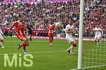 19.04.2026, Fussball Bundesliga 2025/2026, 30.Spieltag, FC Bayern München - VfB Stuttgart, in der Allianz-Arena München,   Tor zum 1:1 von Raphael Guerreiro (FC Bayern München) 


