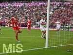 19.04.2026, Fussball Bundesliga 2025/2026, 30.Spieltag, FC Bayern München - VfB Stuttgart, in der Allianz-Arena München,   Tor zum 1:1 von Raphael Guerreiro (FC Bayern München) 

