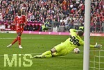 19.04.2026, Fussball Bundesliga 2025/2026, 30.Spieltag, FC Bayern München - VfB Stuttgart, in der Allianz-Arena München,   Nicolas Jackson (FC Bayern München) trifft zum 2:1 gegen Torwart Alexander Nübel (Stuttgart) 


