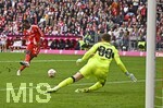 19.04.2026, Fussball Bundesliga 2025/2026, 30.Spieltag, FC Bayern München - VfB Stuttgart, in der Allianz-Arena München,   Nicolas Jackson (FC Bayern München) trifft zum 2:1 gegen Torwart Alexander Nübel (Stuttgart) 


