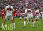 19.04.2026, Fussball Bundesliga 2025/2026, 30.Spieltag, FC Bayern München - VfB Stuttgart, in der Allianz-Arena München,   v.l. Alphonso Davies (FC Bayern München) gegen v.l. Ramon Hendriks (Stuttgart), Jeff Chabot (Stuttgart) und Atakan Karazor (Stuttgart) zum 3:1


