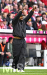19.04.2026, Fussball Bundesliga 2025/2026, 30.Spieltag, FC Bayern München - VfB Stuttgart, in der Allianz-Arena München,   Trainer Vincent Kompany (FC Bayern München) zeigt mit dem Daumen nach oben,


