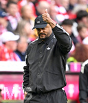 19.04.2026, Fussball Bundesliga 2025/2026, 30.Spieltag, FC Bayern München - VfB Stuttgart, in der Allianz-Arena München,   Trainer Vincent Kompany (FC Bayern München) zeigt mit dem Daumen nach oben,


