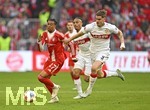 19.04.2026, Fussball Bundesliga 2025/2026, 30.Spieltag, FC Bayern München - VfB Stuttgart, in der Allianz-Arena München,   v.l. Michael Olise (FC Bayern München) gegen Ramon Hendriks (Stuttgart) 


