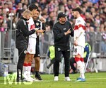 19.04.2026, Fussball Bundesliga 2025/2026, 30.Spieltag, FC Bayern München - VfB Stuttgart, in der Allianz-Arena München,   Atakan Karazor (Stuttgart) und Trainer Sebastian Hoeneß (Stuttgart) 


