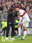 19.04.2026, Fussball Bundesliga 2025/2026, 30.Spieltag, FC Bayern München - VfB Stuttgart, in der Allianz-Arena München,   Atakan Karazor (Stuttgart) und Trainer Sebastian Hoeneß (Stuttgart) 


