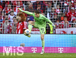 19.04.2026, Fussball Bundesliga 2025/2026, 30.Spieltag, FC Bayern München - VfB Stuttgart, in der Allianz-Arena München,    Torwart Jonas Urbig (FC Bayern München) 

