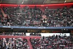 19.04.2026, Fussball Bundesliga 2025/2026, 30.Spieltag, FC Bayern München - VfB Stuttgart, in der Allianz-Arena München,   Die Stuttgarter Spieler haben keine Banner gespannt, scheint so als die Ultras nicht im Stadion sind 


