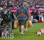 19.04.2026, Fussball Bundesliga 2025/2026, 30.Spieltag, FC Bayern München - VfB Stuttgart, in der Allianz-Arena München,   Die Meister T-Shirts werden herein getragen 


