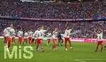 19.04.2026, Fussball Bundesliga 2025/2026, 30.Spieltag, FC Bayern München - VfB Stuttgart, in der Allianz-Arena München,   Meister Jubel der Bayern Spieler mit Kakadu T-Shirt v.l. Torwart Manuel Neuer (FC Bayern München), Aleksandar Pavlovic (Bayern München) , Torwart Jonas Urbig (FC Bayern München), Konrad Laimer (FC Bayern München), Jonathan Tah (FC Bayern München) und Joshua Kimmich (FC Bayern München) 


