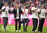 19.04.2026, Fussball Bundesliga 2025/2026, 30.Spieltag, FC Bayern München - VfB Stuttgart, in der Allianz-Arena München,   v.l. x, Sportdirektor Christoph Freund (Bayern München), x, Trainer Vincent Kompany (FC Bayern München) und x feiern mit Meister Kakadu T-Shirt.


