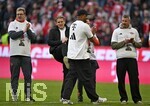 19.04.2026, Fussball Bundesliga 2025/2026, 30.Spieltag, FC Bayern München - VfB Stuttgart, in der Allianz-Arena München,   v.l. x, Sportdirektor Christoph Freund (Bayern München), x, Trainer Vincent Kompany (FC Bayern München) und x feiern mit Meister Kakadu T-Shirt. Sportdirektor Christoph Freund (Bayern München) gibt Trainer Vincent Kompany (FC Bayern München) einen Tritt



