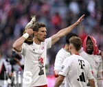 19.04.2026, Fussball Bundesliga 2025/2026, 30.Spieltag, FC Bayern München - VfB Stuttgart, in der Allianz-Arena München,  Leon Goretzka (FC Bayern München) feiert mit Meister Kakadu T-Shirt und Porzellan Kakadu


