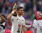 19.04.2026, Fussball Bundesliga 2025/2026, 30.Spieltag, FC Bayern München - VfB Stuttgart, in der Allianz-Arena München,  Leon Goretzka (FC Bayern München) feiert mit Meister Kakadu T-Shirt und Porzellan Kakadu


