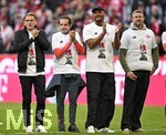 19.04.2026, Fussball Bundesliga 2025/2026, 30.Spieltag, FC Bayern München - VfB Stuttgart, in der Allianz-Arena München,   v.l. Sportdirektor Christoph Freund (Bayern München) und Trainer Vincent Kompany (FC Bayern München) feuern sich.


