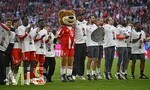 19.04.2026, Fussball Bundesliga 2025/2026, 30.Spieltag, FC Bayern München - VfB Stuttgart, in der Allianz-Arena München,   v.l. Tom Bischof (Bayern München), Luis Diaz (FC Bayern München),Nicolas Jackson (FC Bayern München), Bara Sapoko Ndiaye (Bayern München), Lennart Karl (FC Bayern München), Berni das Maskottchen und Trainer Vincent Kompany (FC Bayern München) und der Trainerstab und Staff feiern die Meisterschaft


