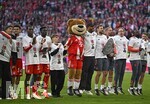 19.04.2026, Fussball Bundesliga 2025/2026, 30.Spieltag, FC Bayern München - VfB Stuttgart, in der Allianz-Arena München,   v.l. Tom Bischof (Bayern München), Luis Diaz (FC Bayern München),Nicolas Jackson (FC Bayern München), Bara Sapoko Ndiaye (Bayern München), Lennart Karl (FC Bayern München), Berni das Maskottchen und Trainer Vincent Kompany (FC Bayern München) und der Trainerstab und Staff feiern die Meisterschaft


