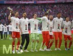 19.04.2026, Fussball Bundesliga 2025/2026, 30.Spieltag, FC Bayern München - VfB Stuttgart, in der Allianz-Arena München,   Die Bayern Spieler feiern die Meisterschaft mit Kakadu Shirts, v.l. Leon Goretzka (FC Bayern München), Torwart Sven Ulreich (FC Bayern München), Torwart Jonas Urbig (FC Bayern München), Torwart Manuel Neuer (FC Bayern München), Konrad Laimer (FC Bayern München), Torwart Leonard Prescott (FC Bayern München), und Deniz Ofli (FC Bayern München) 


