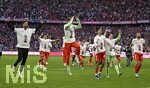 19.04.2026, Fussball Bundesliga 2025/2026, 30.Spieltag, FC Bayern München - VfB Stuttgart, in der Allianz-Arena München,   Die Bayern Spieler feiern die Meisterschaft mit Kakadu Shirts, v.l. Torwart Sven Ulreich (FC Bayern München), Torwart Manuel Neuer (FC Bayern München), Aleksandar Pavlovic (Bayern München) , Torwart Jonas Urbig (FC Bayern München), Konrad Laimer (FC Bayern München), und Jonathan Tah (FC Bayern München) 


