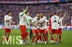 19.04.2026, Fussball Bundesliga 2025/2026, 30.Spieltag, FC Bayern München - VfB Stuttgart, in der Allianz-Arena München,   Die Bayern Spieler feiern die Meisterschaft mit Kakadu Shirts


