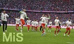 19.04.2026, Fussball Bundesliga 2025/2026, 30.Spieltag, FC Bayern München - VfB Stuttgart, in der Allianz-Arena München,   Die Bayern Spieler feiern die Meisterschaft mit Kakadu Shirts, v.l. Torwart Sven Ulreich (FC Bayern München), Torwart Manuel Neuer (FC Bayern München), Aleksandar Pavlovic (Bayern München) , Torwart Jonas Urbig (FC Bayern München), Konrad Laimer (FC Bayern München), und Jonathan Tah (FC Bayern München) 


