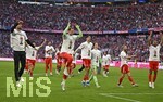19.04.2026, Fussball Bundesliga 2025/2026, 30.Spieltag, FC Bayern München - VfB Stuttgart, in der Allianz-Arena München,   Die Bayern Spieler feiern die Meisterschaft mit Kakadu Shirts, v.l. Torwart Sven Ulreich (FC Bayern München), Torwart Manuel Neuer (FC Bayern München), Aleksandar Pavlovic (Bayern München) , Torwart Jonas Urbig (FC Bayern München), Konrad Laimer (FC Bayern München), und Jonathan Tah (FC Bayern München) 


