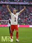 19.04.2026, Fussball Bundesliga 2025/2026, 30.Spieltag, FC Bayern München - VfB Stuttgart, in der Allianz-Arena München,   Die Bayern Spieler feiern die Meisterschaft mit Kakadu Shirts, Harry Kane (FC Bayern München) 


