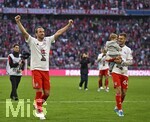 19.04.2026, Fussball Bundesliga 2025/2026, 30.Spieltag, FC Bayern München - VfB Stuttgart, in der Allianz-Arena München,   Die Bayern Spieler feiern die Meisterschaft mit Kakadu Shirts, Harry Kane (FC Bayern München) 
und Josip Stanisic (Bayern München) 

