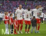 19.04.2026, Fussball Bundesliga 2025/2026, 30.Spieltag, FC Bayern München - VfB Stuttgart, in der Allianz-Arena München,   Die Bayern Spieler feiern die Meisterschaft mit Kakadu Shirts, v.l. Harry Kane (FC Bayern München), Dayot Upamecano (FC Bayern München) und Josip Stanisic (Bayern München) jubeln
  

