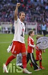 19.04.2026, Fussball Bundesliga 2025/2026, 30.Spieltag, FC Bayern München - VfB Stuttgart, in der Allianz-Arena München,   Die Bayern Spieler feiern die Meisterschaft mit Kakadu Shirts, vHarry Kane (FC Bayern München) reckt die Faust nach oben.
  

