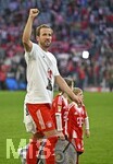 19.04.2026, Fussball Bundesliga 2025/2026, 30.Spieltag, FC Bayern München - VfB Stuttgart, in der Allianz-Arena München,   Die Bayern Spieler feiern die Meisterschaft mit Kakadu Shirts, vHarry Kane (FC Bayern München) reckt die Faust nach oben.


