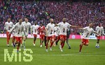 19.04.2026, Fussball Bundesliga 2025/2026, 30.Spieltag, FC Bayern München - VfB Stuttgart, in der Allianz-Arena München,   Die Bayern Spieler feiern die Meisterschaft mit Kakadu T-Shirts v.l. Aleksandar Pavlovic (Bayern München) , Torwart Jonas Urbig (FC Bayern München), Konrad Laimer (FC Bayern München), Jonathan Tah (FC Bayern München) und Joshua Kimmich (FC Bayern München) 


