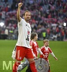 19.04.2026, Fussball Bundesliga 2025/2026, 30.Spieltag, FC Bayern München - VfB Stuttgart, in der Allianz-Arena München,   Die Bayern Spieler feiern die Meisterschaft mit Kakadu Shirts, vHarry Kane (FC Bayern München) reckt die Faust nach oben.


