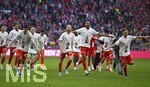 19.04.2026, Fussball Bundesliga 2025/2026, 30.Spieltag, FC Bayern München - VfB Stuttgart, in der Allianz-Arena München,   Die Bayern Spieler feiern die Meisterschaft mit Kakadu T-Shirts v.l. Aleksandar Pavlovic (Bayern München) , Torwart Jonas Urbig (FC Bayern München), Konrad Laimer (FC Bayern München), Jonathan Tah (FC Bayern München) und Joshua Kimmich (FC Bayern München) 


