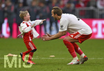 19.04.2026, Fussball Bundesliga 2025/2026, 30.Spieltag, FC Bayern München - VfB Stuttgart, in der Allianz-Arena München,   Harry Kane (FC Bayern München) feiert mit seinem Sohn.


