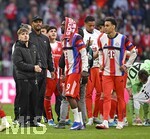 19.04.2026, Fussball Bundesliga 2025/2026, 30.Spieltag, FC Bayern München - VfB Stuttgart, in der Allianz-Arena München,   
Trainer Vincent Kompany (FC Bayern München) hinter Lennart Karl (FC Bayern München) 

