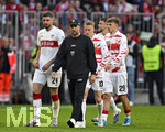 19.04.2026, Fussball Bundesliga 2025/2026, 30.Spieltag, FC Bayern München - VfB Stuttgart, in der Allianz-Arena München,   Traurige Gesichter bei v.l. Jeff Chabot (Stuttgart), Trainer Sebastian Hoeneß (Stuttgart), Chris Führich (Stuttgart) und Finn Jeltsch (Stuttgart) 


