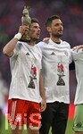 19.04.2026, Fussball Bundesliga 2025/2026, 30.Spieltag, FC Bayern München - VfB Stuttgart, in der Allianz-Arena München,   Der Porzellan Kakadu darf nicht fehlen. v.l. Leon Goretzka (FC Bayern München) und Torwart Sven Ulreich (FC Bayern München) 


