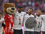 19.04.2026, Fussball Bundesliga 2025/2026, 30.Spieltag, FC Bayern München - VfB Stuttgart, in der Allianz-Arena München,   v.l. Berni, Trainer Vincent Kompany (FC Bayern München) und Co-Trainer Rene Maric (FC Bayern München) usw jubeln mit Kakadu T-Shirt


