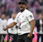 19.04.2026, Fussball Bundesliga 2025/2026, 30.Spieltag, FC Bayern München - VfB Stuttgart, in der Allianz-Arena München,   Trainer Vincent Kompany (FC Bayern München)  jubelt ist Meister mit Kakadu T-Shirt

