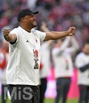 19.04.2026, Fussball Bundesliga 2025/2026, 30.Spieltag, FC Bayern München - VfB Stuttgart, in der Allianz-Arena München,   Trainer Vincent Kompany (FC Bayern München)  jubelt ist Meister mit Kakadu T-Shirt

