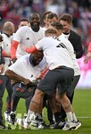 19.04.2026, Fussball Bundesliga 2025/2026, 30.Spieltag, FC Bayern München - VfB Stuttgart, in der Allianz-Arena München,   Der Trainerstab von Trainer Vincent Kompany albert herum , einer fällt um

