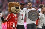 19.04.2026, Fussball Bundesliga 2025/2026, 30.Spieltag, FC Bayern München - VfB Stuttgart, in der Allianz-Arena München,   v.l. Berni, Trainer Vincent Kompany (FC Bayern München) und Co-Trainer Rene Maric (FC Bayern München) usw jubeln mit Kakadu T-Shirt


