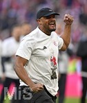 19.04.2026, Fussball Bundesliga 2025/2026, 30.Spieltag, FC Bayern München - VfB Stuttgart, in der Allianz-Arena München,   Trainer Vincent Kompany (FC Bayern München)  jubelt ist Meister mit Kakadu T-Shirt

