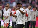 19.04.2026, Fussball Bundesliga 2025/2026, 30.Spieltag, FC Bayern München - VfB Stuttgart, in der Allianz-Arena München,   Trainer Vincent Kompany (FC Bayern München)  jubelt ist Meister mit Kakadu T-Shirt

