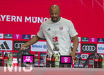 19.04.2026, Fussball Bundesliga 2025/2026, 30.Spieltag, FC Bayern München - VfB Stuttgart, in der Allianz-Arena München,  FC Bayern feiert die 30.Deutsche Meisterschaft in der Allianzarena nach dem 4:2 Sieg. Trainer Vincent Kompany (FC Bayern München) bei der Pressekonferenz danach mit dem kuriosen Meister-Shirt mit dem Kakadu 


